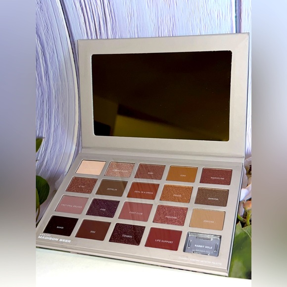 Morphe X Madison Beer Channel Surfing Artistry Palette - Picture 5 of 9